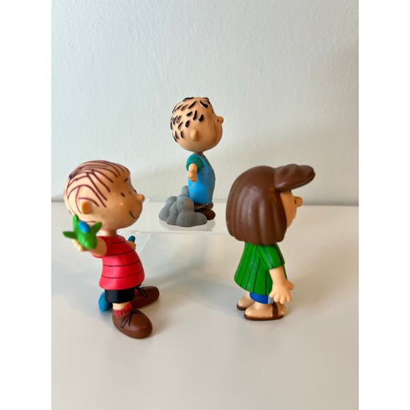Peanuts Linus van Pelt, Charlie Brown, and Peppermint Patty Collectible Figures - Picture 2 of 8